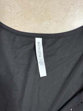 Athleta Stealth Sculptek V-Neck Perforated Short Sleeve Crop Top